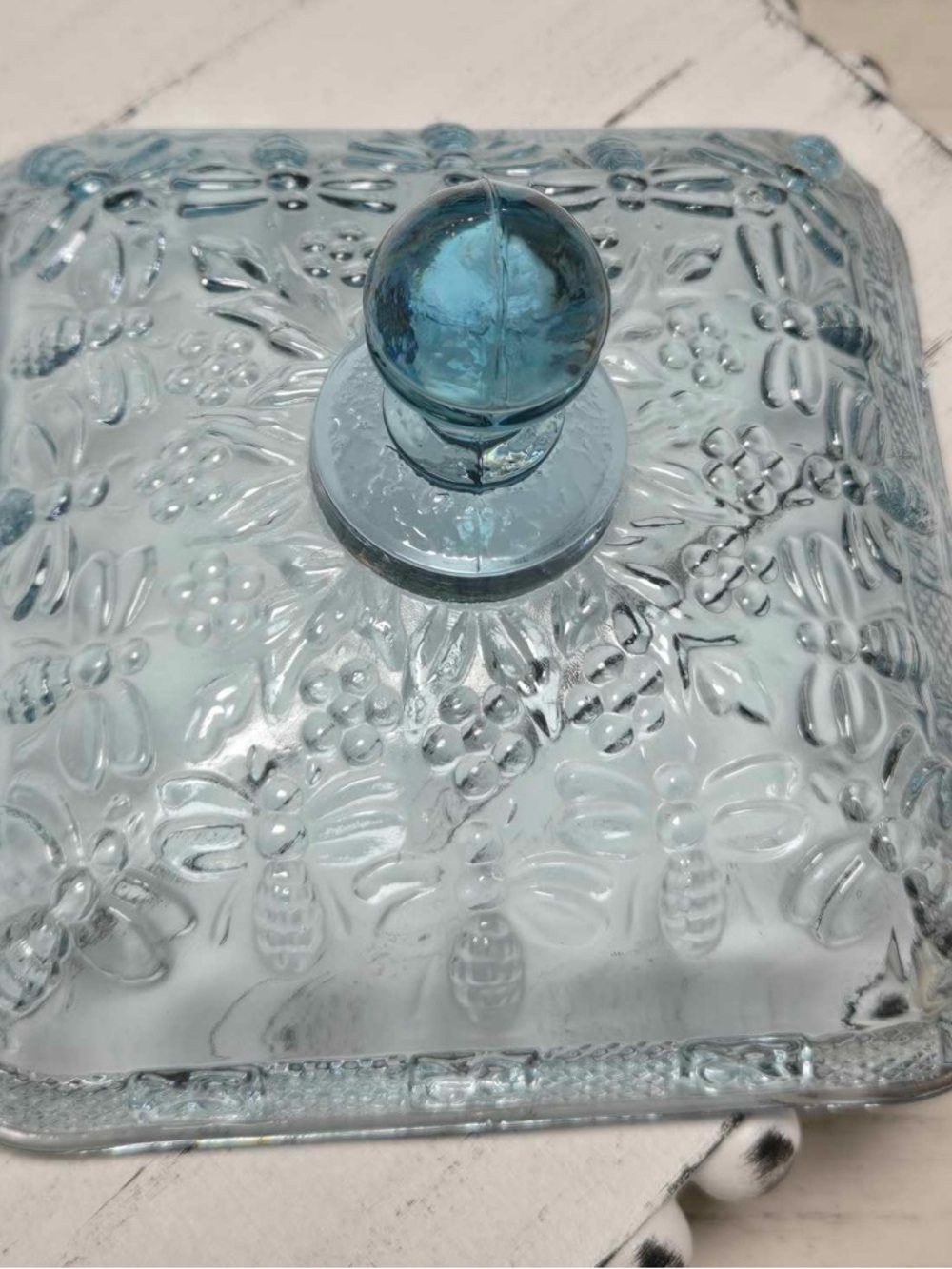Tiara Bee Box (Vintage) - Picture 6 of 9